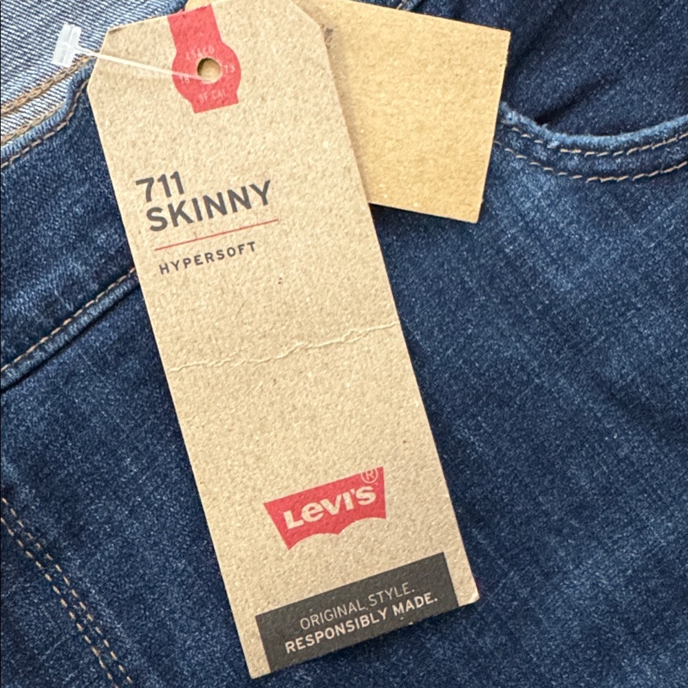 NEW LEVI’S 711 PLUS SIZE SKINNY MID RISE DESTRUCTED ANKLE JEANS - Picture 11 of 14